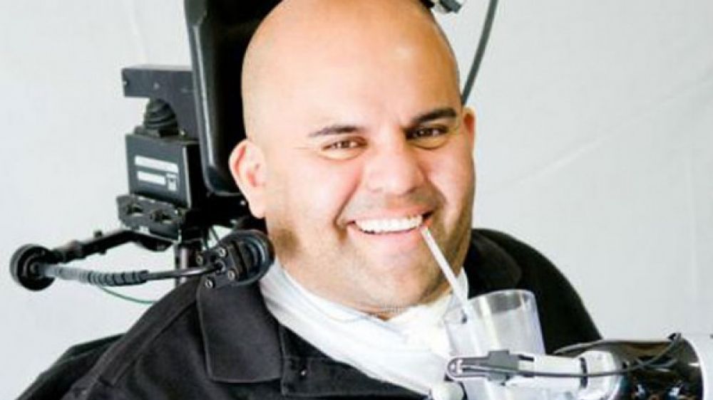 Erik Sorto peut désormais siroter une boisson en toute tranquillité grâce à son nouveau bras.