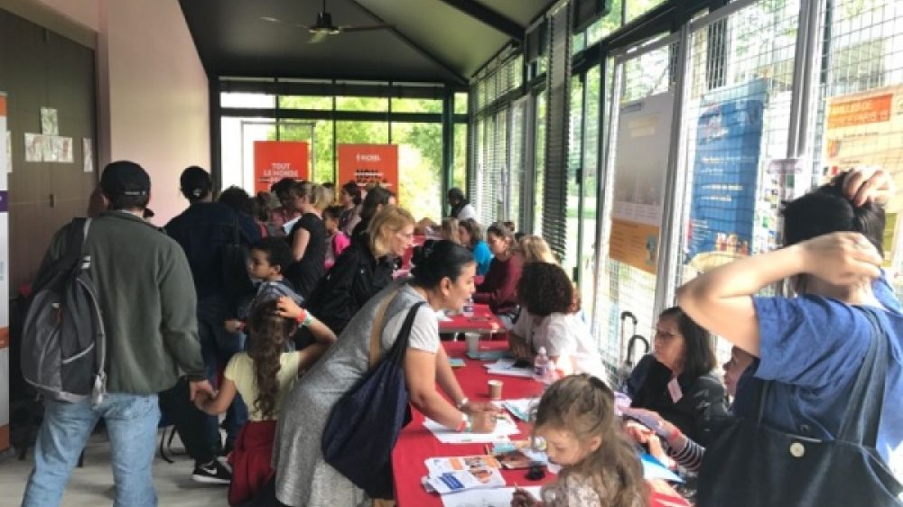 Un espace pour permettre aux familles monoparentales de rencontrer des professionnels et d&#039;autres parents seuls.