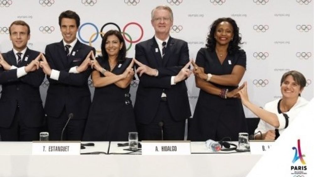 Emmanuel Macron, Tony Estanguet, Anne Hidalgo, Bernard Lapasset, Laura Flessel et Emmanuelle Assmann, pr&eacute;sidente du comit&eacute; paralympique. 