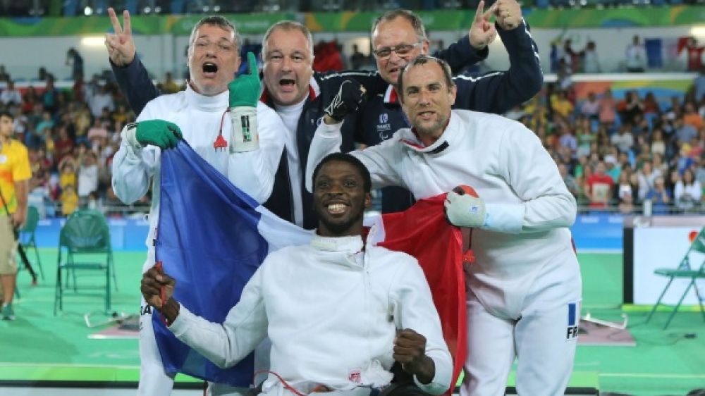Robert Citerne, Romain Noble, Yannick Ifebe et l'encadrement français fêtent leur victoire