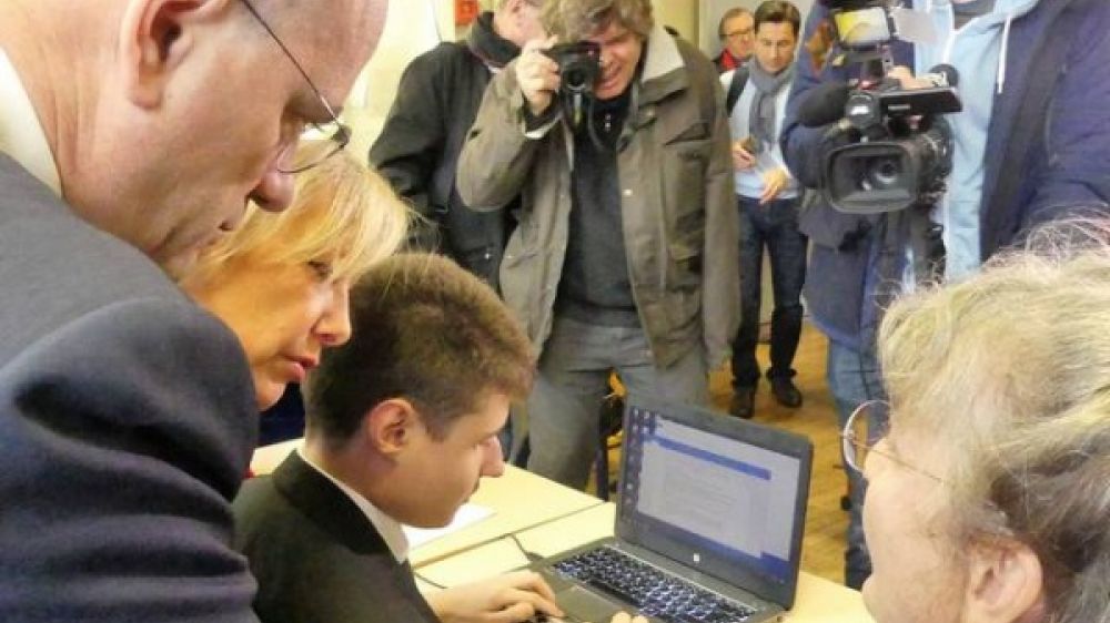 Sophie Cluzel, Jean-Michel Blanquer et Sofiane, élève du lycée Gustave Eiffel