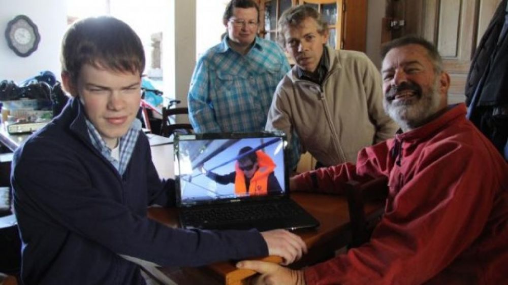 Adrien Le Coq et sa famille découvre la vidéo avec Gilles Le Druillennec (c)Emanuelle Métivier