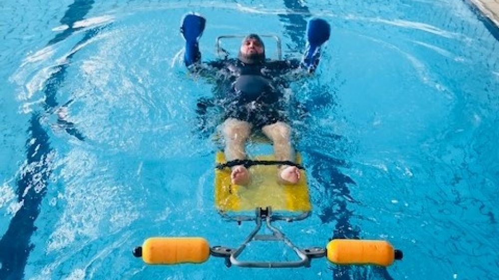 Tony Moggio s&#039;entra&icirc;ne dans une piscine - juin 2018