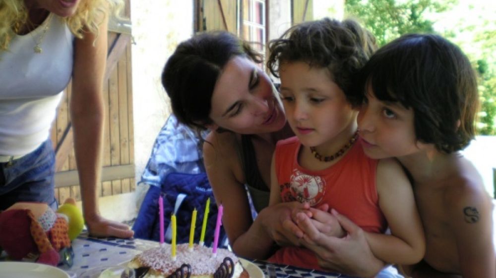 Samy entouré de sa grand-mère, de sa mère et de son frère ainé