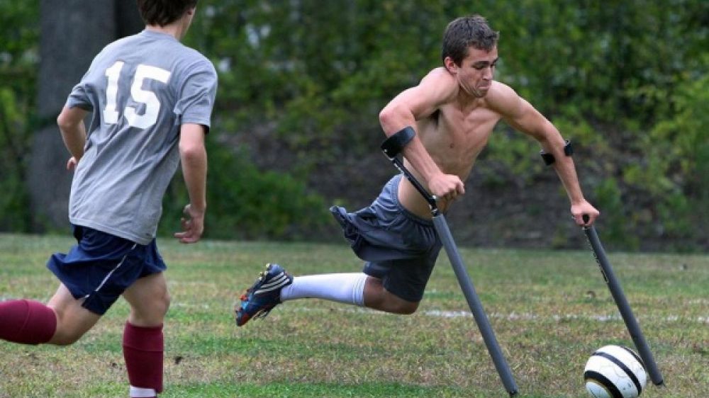 Nico Calabria lors d'un match de football dans son lycée