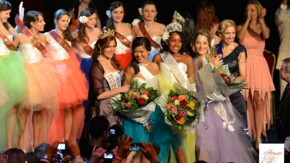 Miss Deaf France et ses dauphines Athana&iuml;s di Franco de Metz &agrave; droite et Sabrina Sisombat de Montigny-le-Bretonneux (78) &agrave; sa gauche.