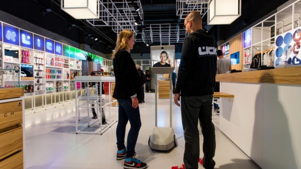 Au sein d'un point de vente( magasin LICK) à la Défense, un robot Beam