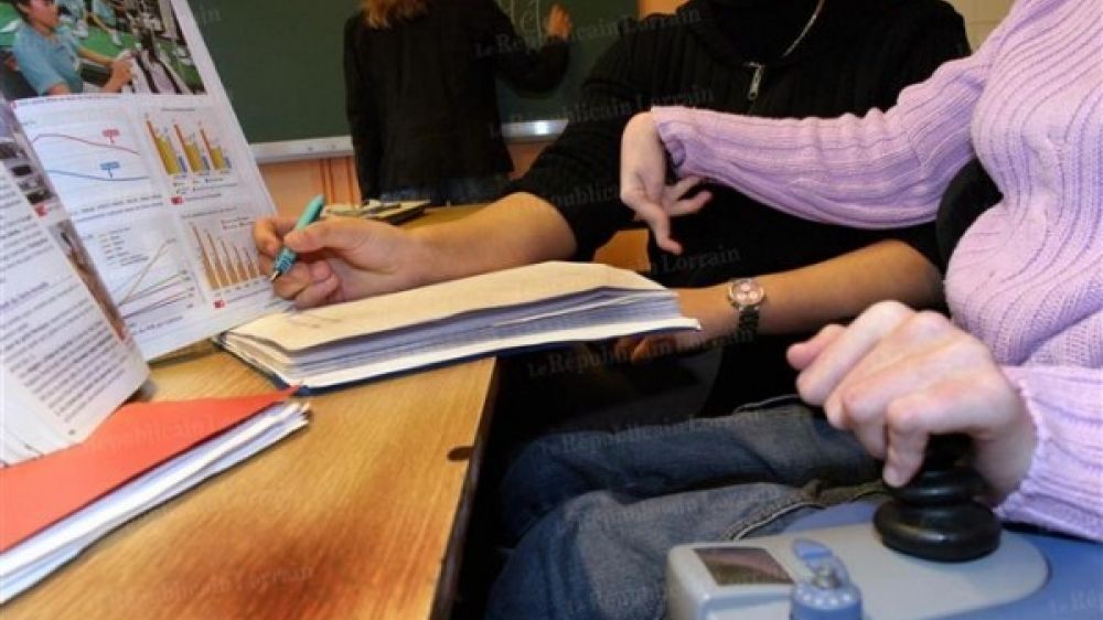 Des AVS vont &ecirc;tre recrut&eacute;s pour accompagner les enfants handicap&eacute;s scolaris&eacute;s.