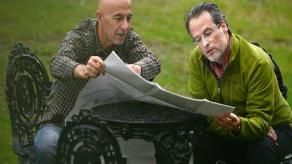 Mario Gervasi et Marc Kopp étudiant une carte avant leur périple au Népal.
