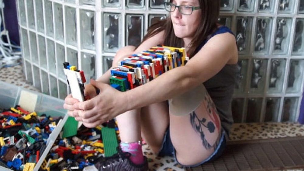 Christina Stephens avec sa prothèse en Légo.