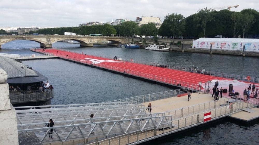 La piste d&#039;athl&eacute;tisme flottante install&eacute;e entre les ponts Alexandre III et les Invalides