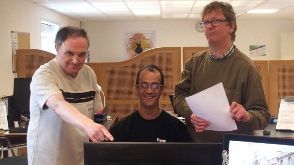 Trois experts du français facile, eux-même déficients intellectuels seront en direct sur Vivre FM