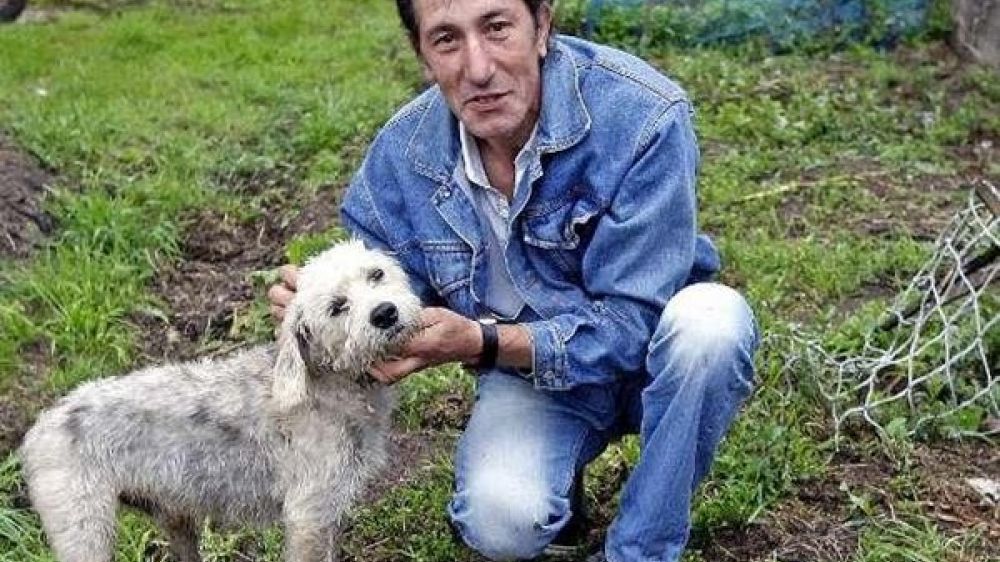Xermán, avec son chien, sur le terrain où la marijuana est cultivée.