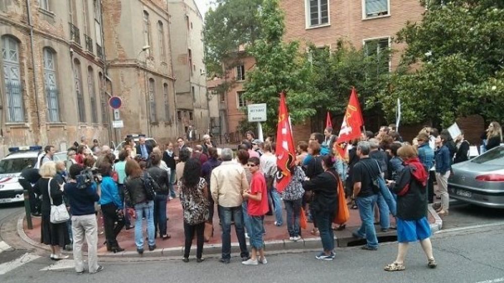 Parents, professeurs, AVS et syndicats se sont retrouvés pour manifester devant le rectorat de Toulouse en faveur des AVS.