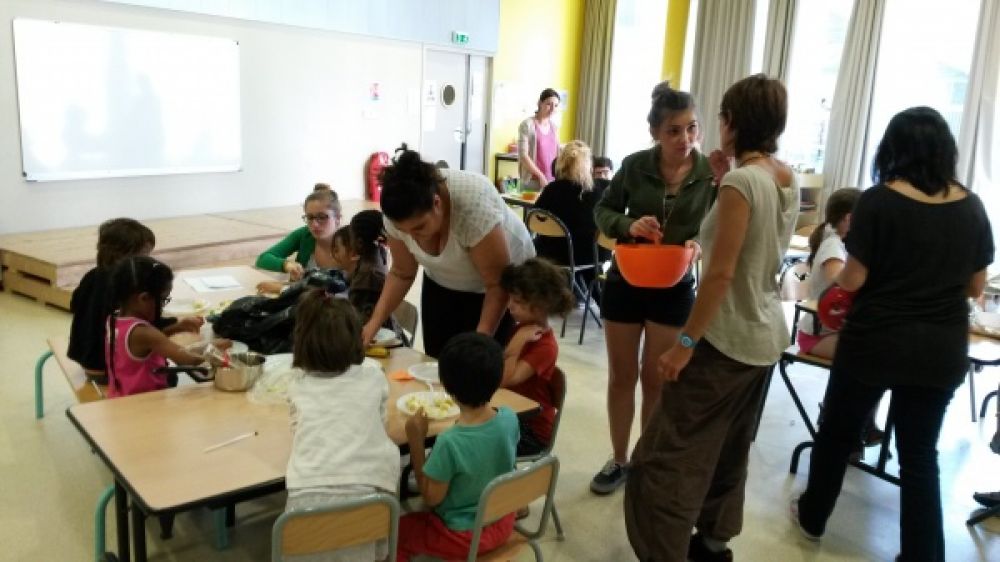 Les mêmes activités sont proposées à tous les enfants. Ici un atelier de cuisine