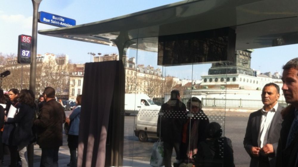 Premier abribus intelligent Place de la Bastille, à Paris
