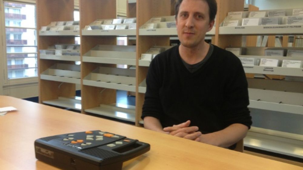 Luc Maunet, responsable de la médiathèque Valentin Haüy, présente un lecteur DAISY.