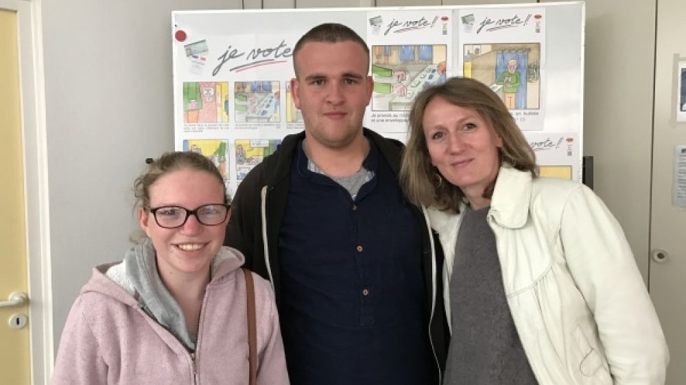 Justine et Jean-Baptiste avec leur &eacute;ducatrice Charlotte sont pr&ecirc;ts pour l&#039;&eacute;lection.