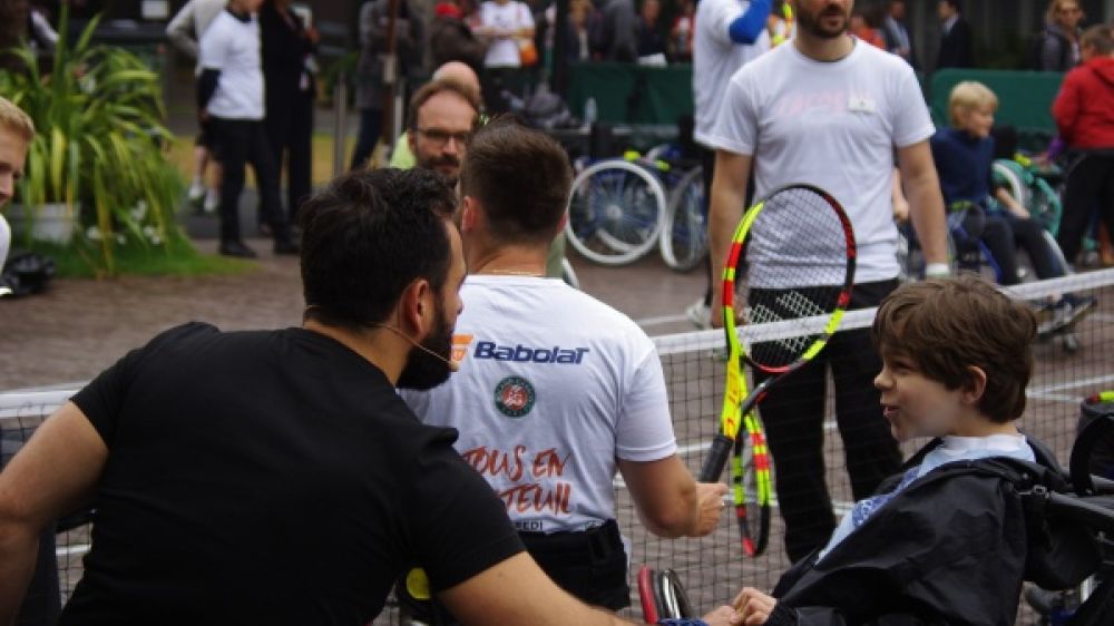 Michael Jeremiasz donne quelques conseils &agrave; un jeune en fauteuil