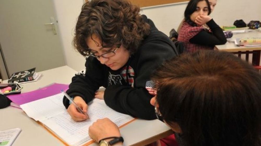 28 000 AVS seront progressivement titularisés et un diplôme d'Etat d'AVS créé.