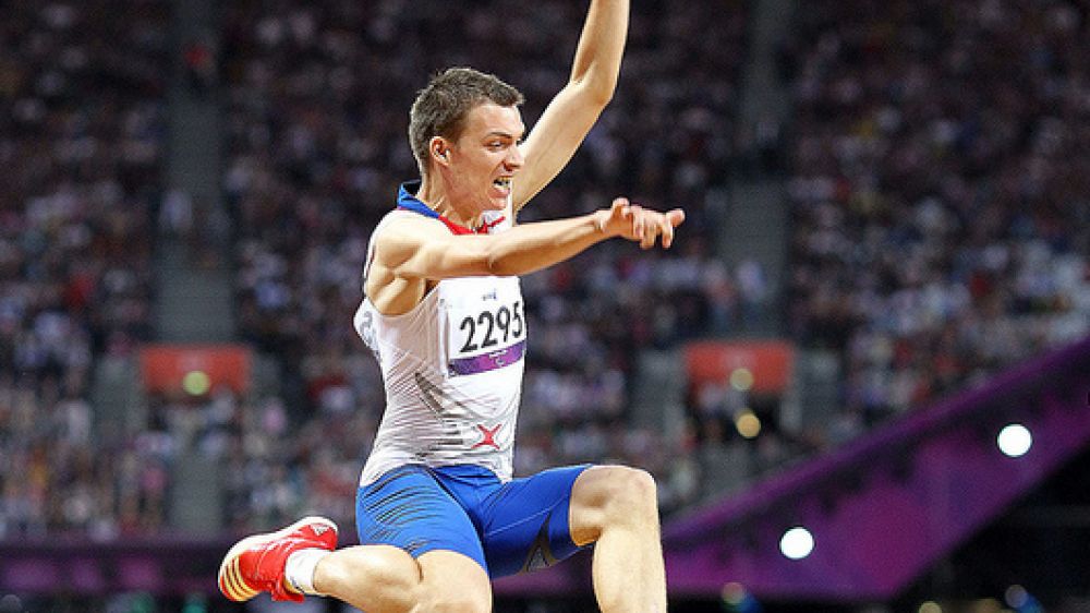 Daniel Royer au cours d'un saut à 5m75