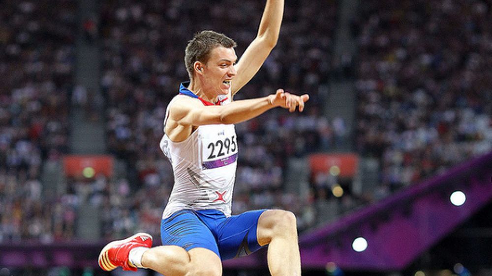 Daniel Royer au cours d&#039;un saut &agrave; 5m75