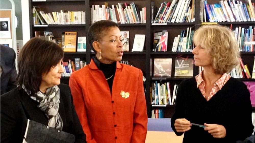 Les ministres Marie-Arlette Carlotti et George Pau-Langevin se sont rendues dans un lycée de Paris pour présenter le groupe de travail sur la professionnalisation des accompagnants