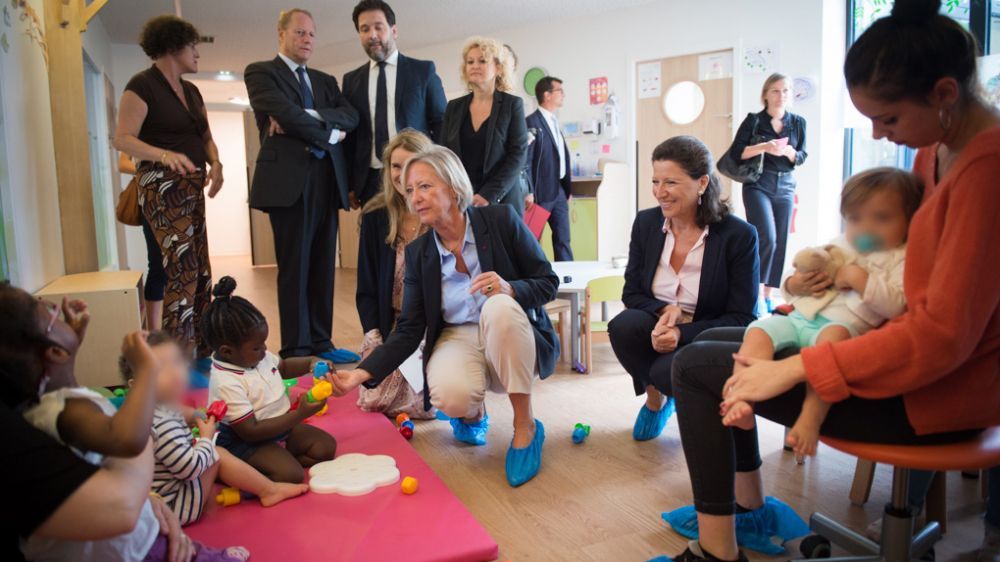 Deux ministres visitent la crêche inclusive Le Sourire du Chat à Paris : Sophie Cluzel (à gauche) et Agnès Buzyn Crédit : Ministères sociaux/ DICOM/ Laurent Chamussy / Sipa