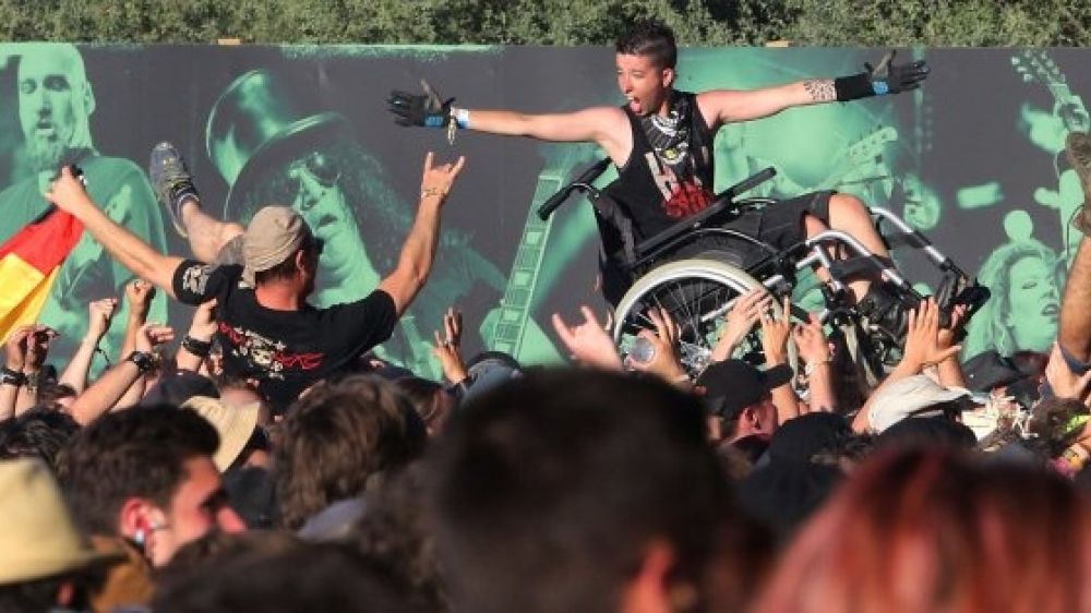 La foule porte le spectateur et son fauteuil à bout de bras