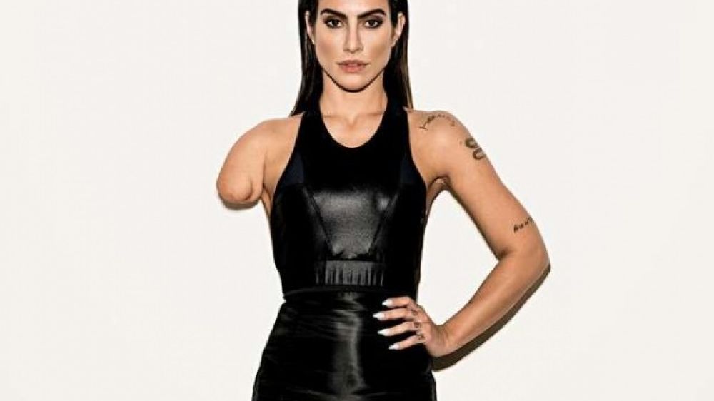 L&#039;actrice Cleo Pires dont le bras a &eacute;t&eacute; amput&eacute; gr&acirc;ce &agrave; un montage photo