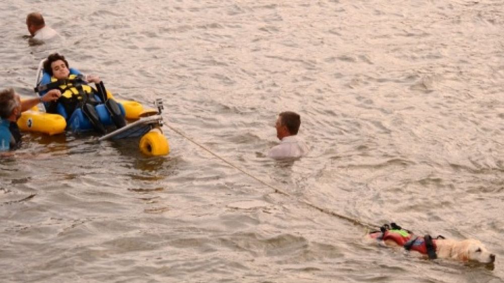 De mai &agrave; septembre, l&#039;association A l&#039;eau Terre-Neuve Gironde propose des baignades quelque soit le type de handicap