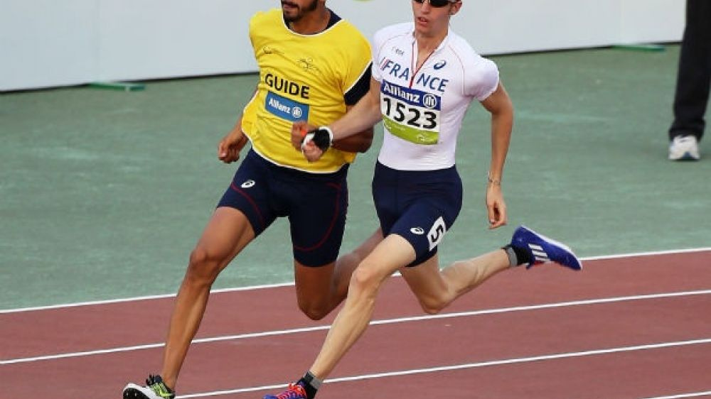 Timothée Adoplphe, coureur aveugle, triple m&eacute;daill&eacute; handisport et son guide Fadel Bellaabbous