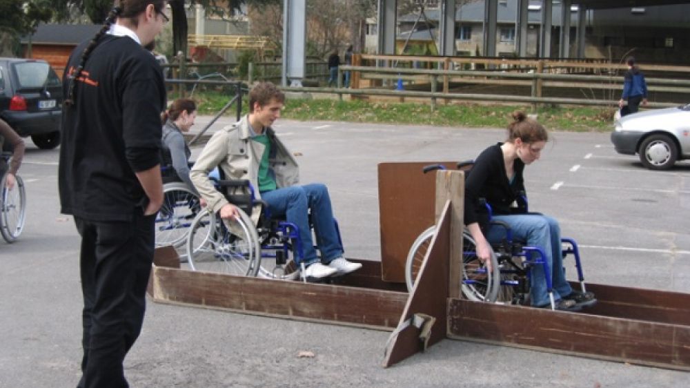 L’opération Handivalides propose notamment des mises en situation de handicap.