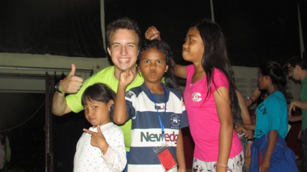 Luis avec les enfants du Cambodge, été 2017