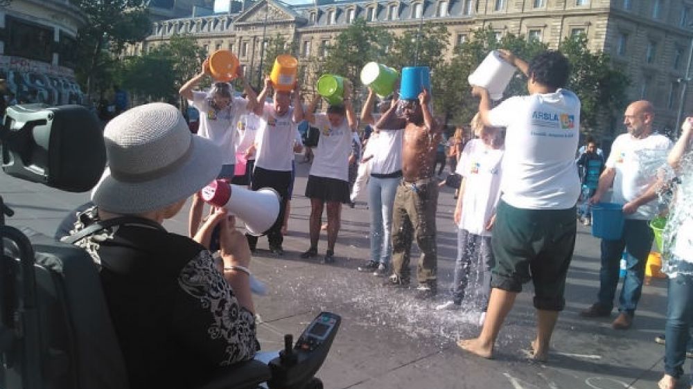 Zora donne le départ pour le jet de seaux d'eau glacée