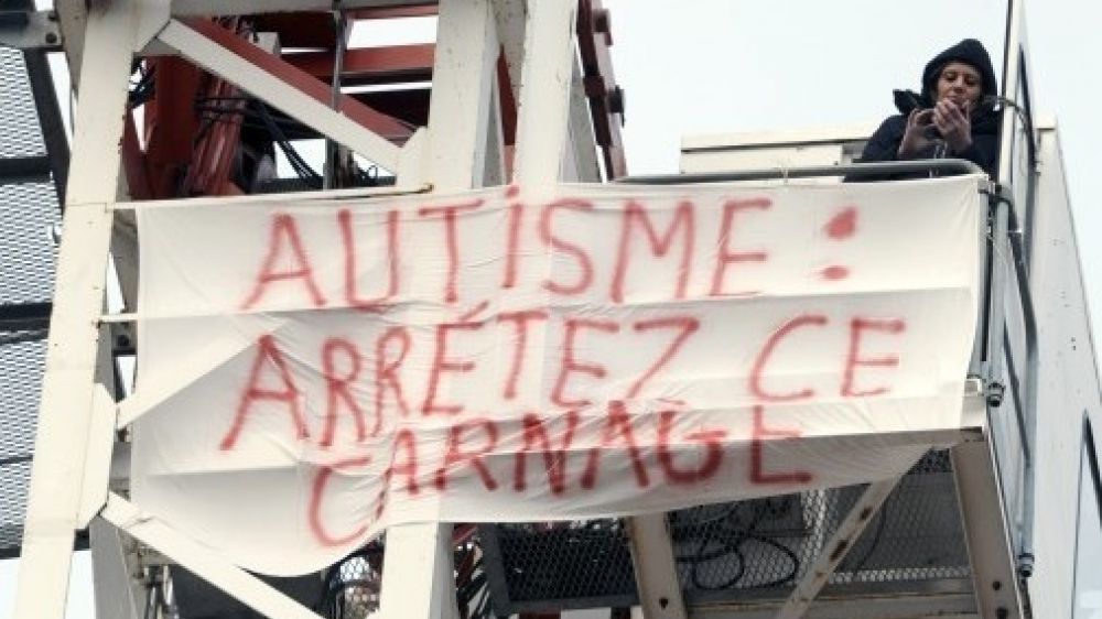 Estelle Ast a grimp&eacute; sur une grue pour d&eacute;noncer le fait que son fils se retrouvait sans AVS