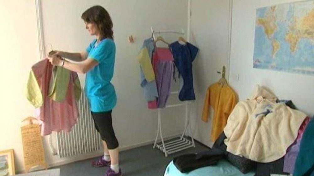 Muriel Dupuy cr&eacute;e des v&ecirc;tements adapt&eacute;s aux enfants handicap&eacute;s.