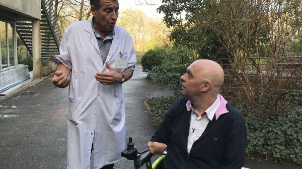 Philippe Croizon a visité les lieux avant de s'adresser aux patients