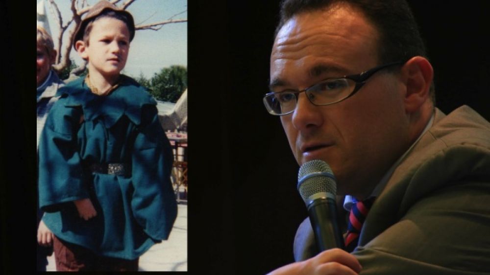 Damien Abad en campagne dans l'Ain. En vignette, le même enfant.
