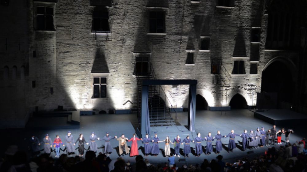 Pendant le festival, la cour du Palais des papes est transform&eacute; en th&eacute;&acirc;tre