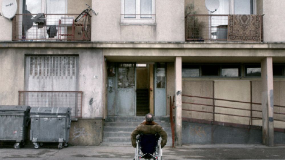 Gustave Kervern en situation de handicap.