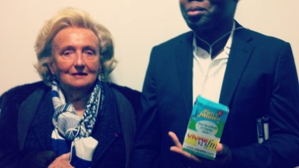 Maxime Bazile, journaliste pour Vivre FM et Bernadette Chirac au lancement des Pièces jaunes. CP: Nathalie Heraud