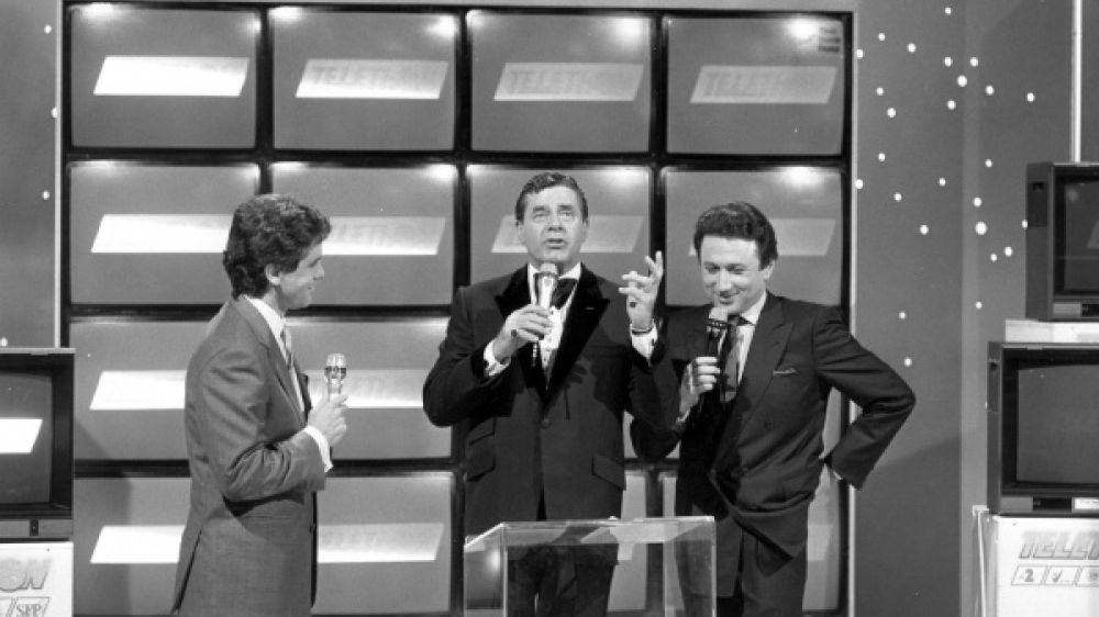Jerry Lewis avait accepté d'apporter son soutien à l’Association française contre les myopathies et à Antenne 2, en lançant le 4 décembre 1987, le Téléthon français.
