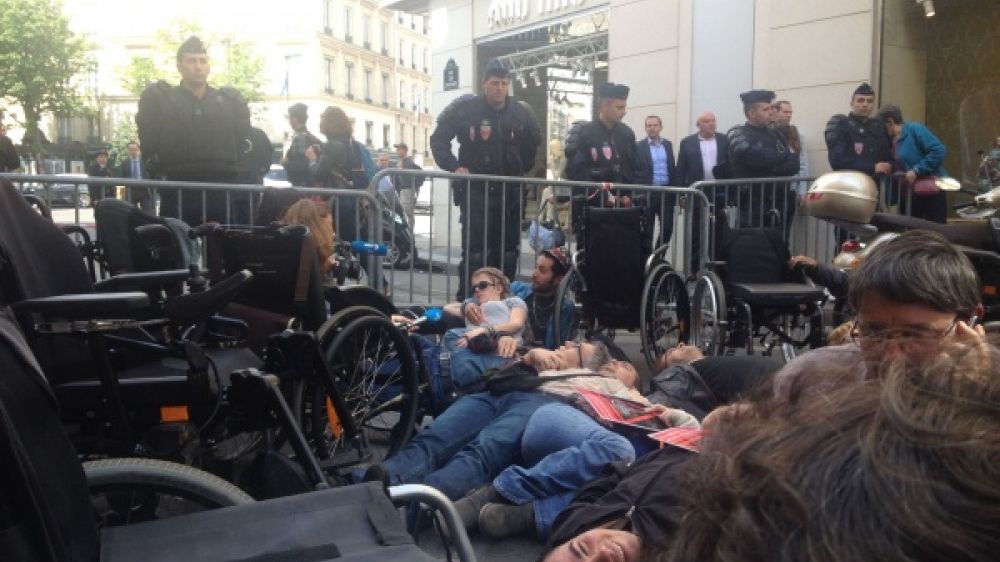 Les manifestants du &quot;Collectif pour une France accessible&quot; se sont allong&eacute;s sur la rue &agrave; cot&eacute; de l&#039;&Eacute;lys&eacute;e.