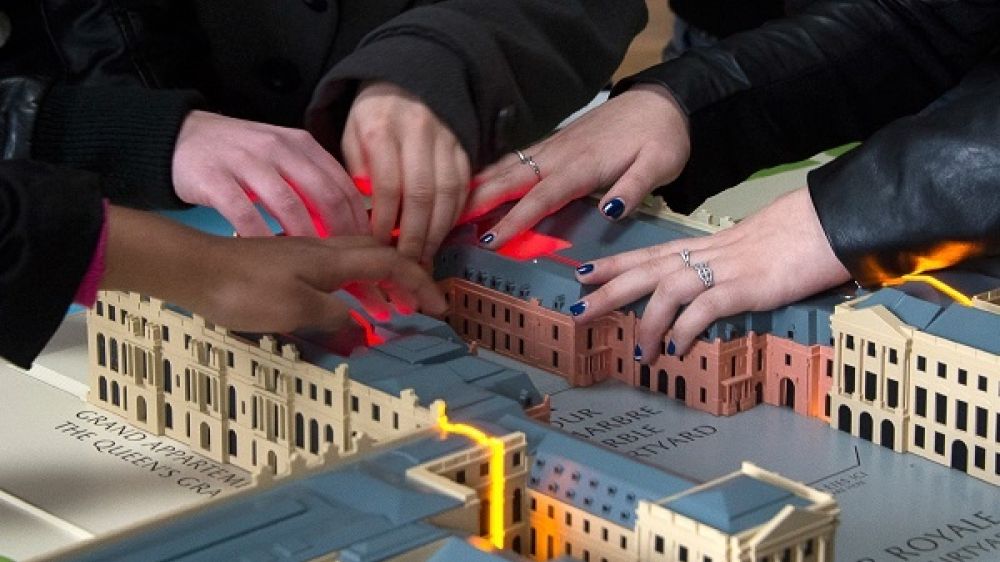 Une maquette tactile du Château de Versailles