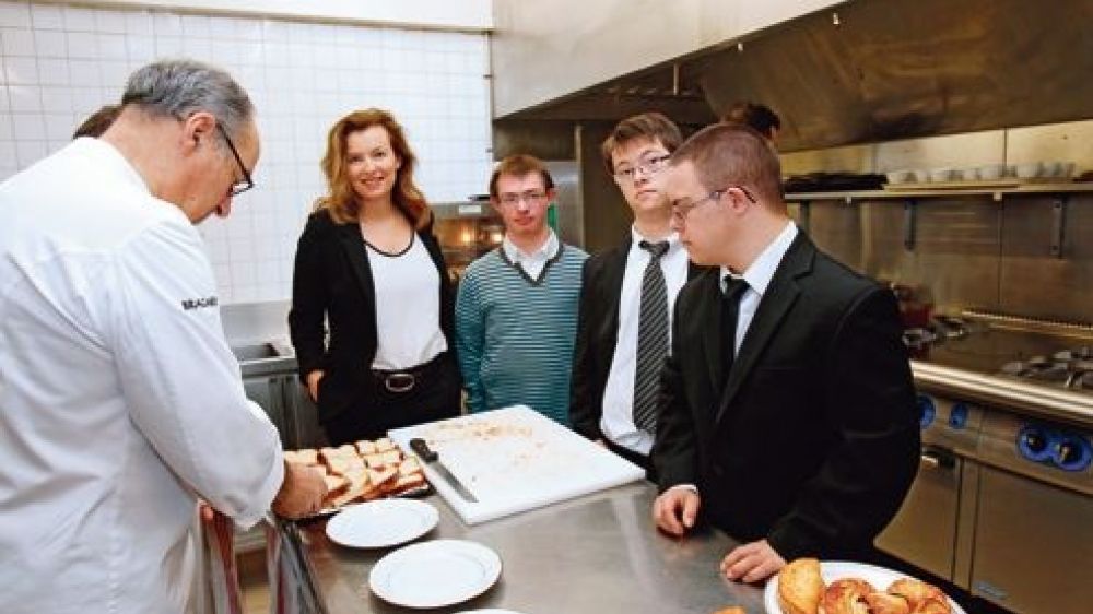 Valérie Trierweiler en cuisine entourée de Vincent, Louis et Benjamin. ©CHESNOT/SIPA/SIPA