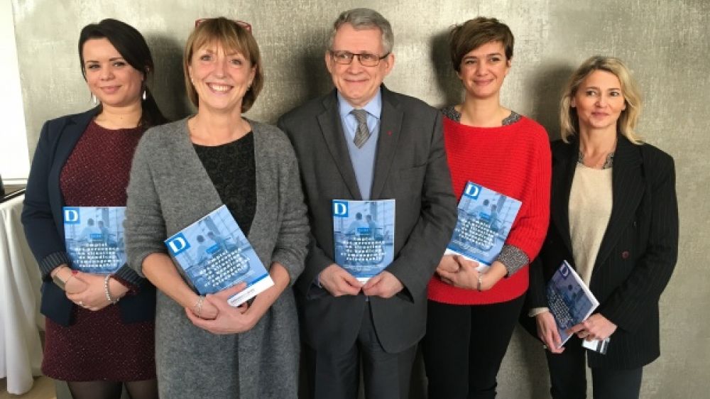 Patrick Gohet et l'équipe du Défenseur des droits qui a rédigé le Guide "Emploi des personnes en situation de handicap et aménagement raisonnable"