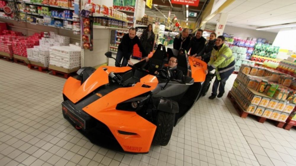 Centre commercial du Grand Val à l'Isle-Adam : baptèmes de voitures d'exception (Porsche, KTM Xbow) dans les allées d'un supermarché.