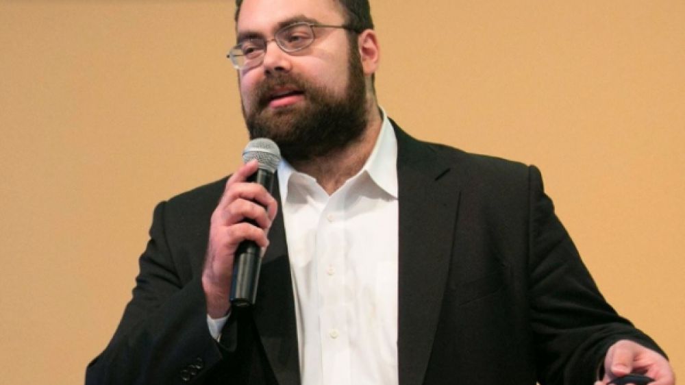 Ari Ne'eman, ancien membre (autiste asperger) du conseil national du handicap américain nommé par Barack Obama.