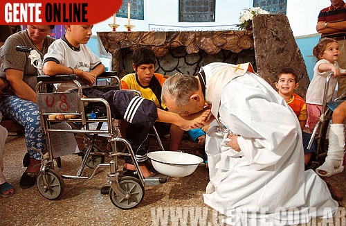 Visite de Jorge Mario Bergoglio dans un établissement pour enfants handicapés. Photo du site internet people argentin "Gente"